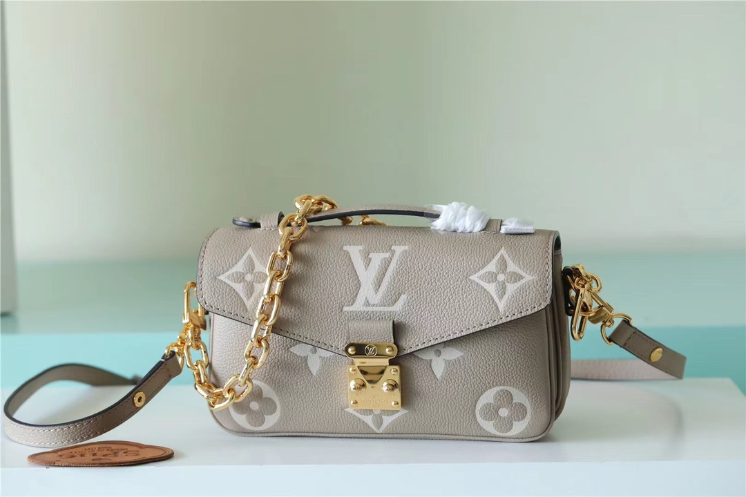 Louis Vuitton M46596 Pochette Métis East West