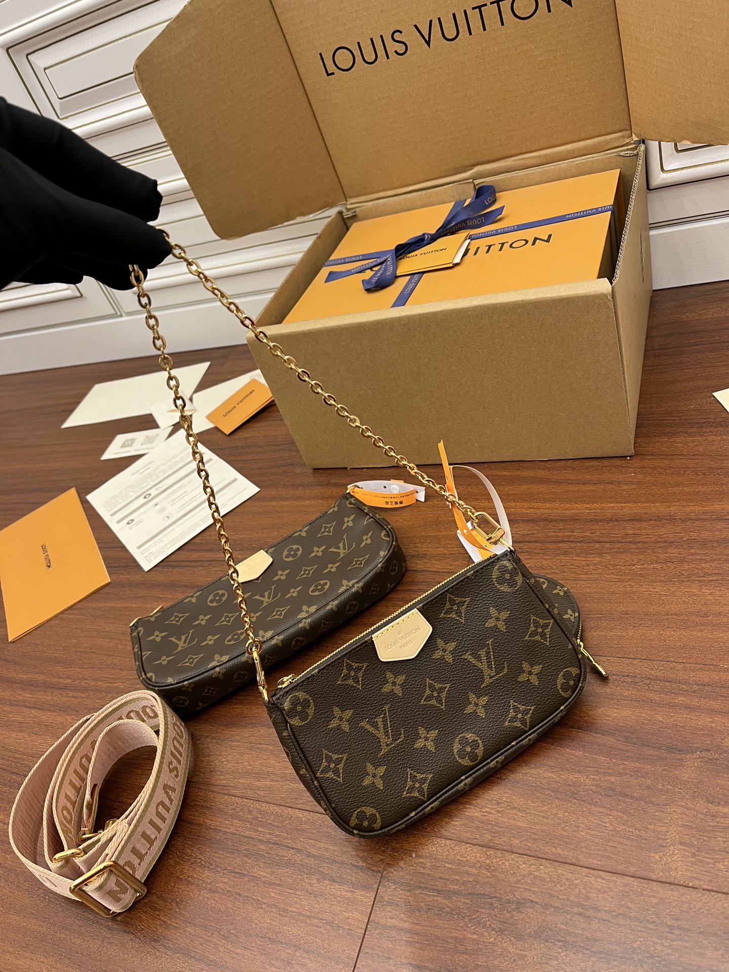 Clearance processing of the last batch of luxury bags in stock in 2024