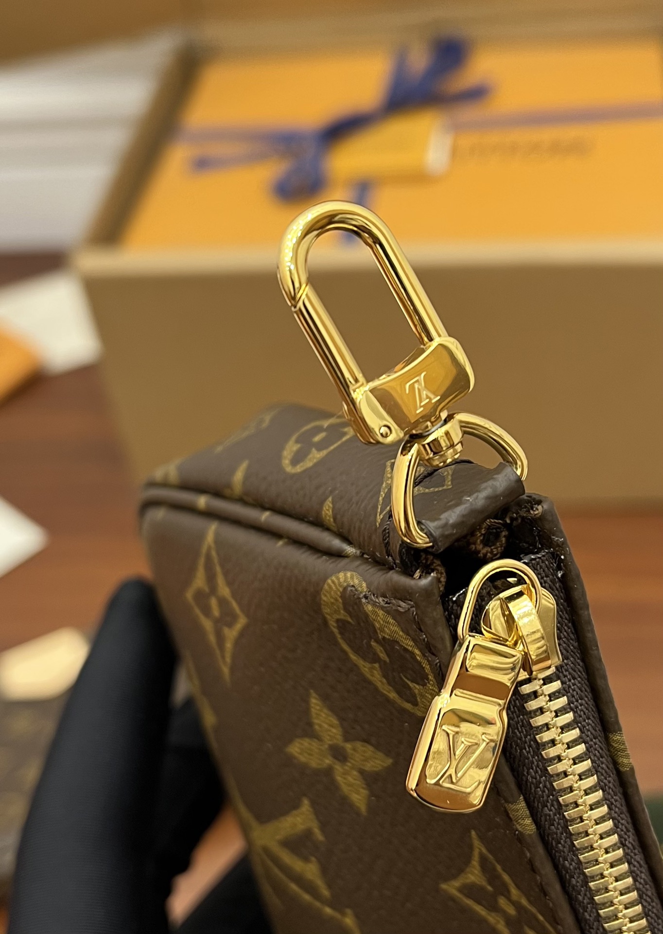 Clearance processing of the last batch of luxury bags in stock in 2024